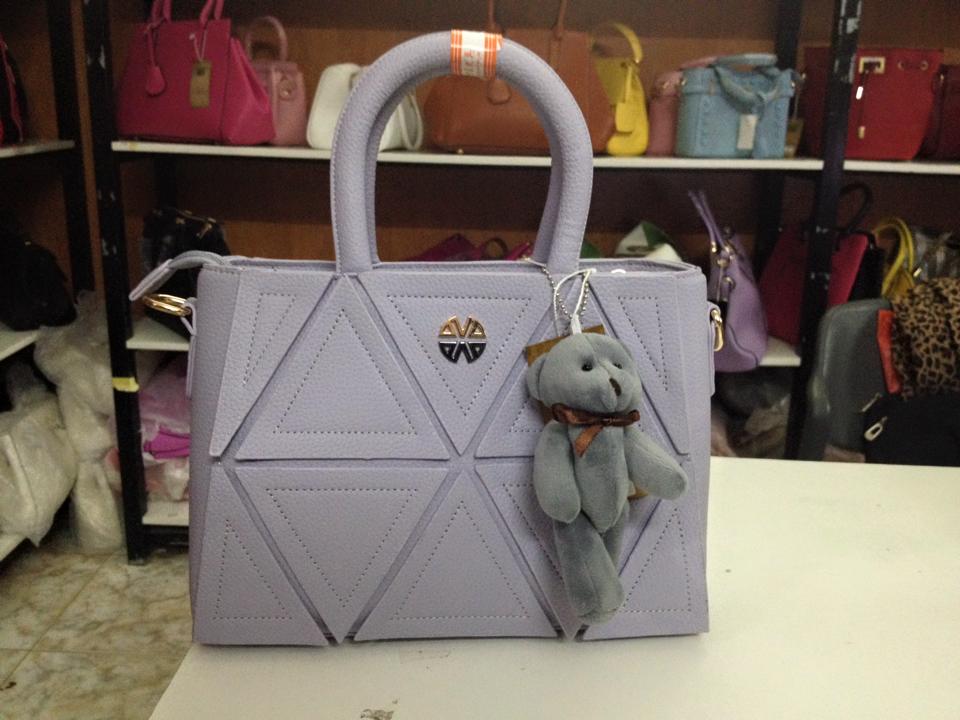 Mẫu túi trần mặt da sần Giá bán: 270.000đ