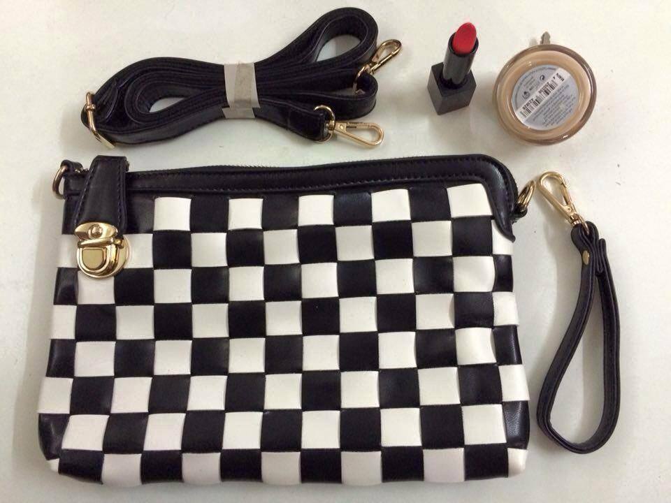 Clutch cầm tay kẻ Caro Giá bán: 100.000đ