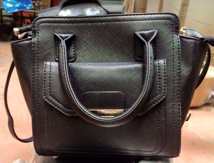 Túi xách Celine da xước đen tuyền Giá bán: 180.000đ