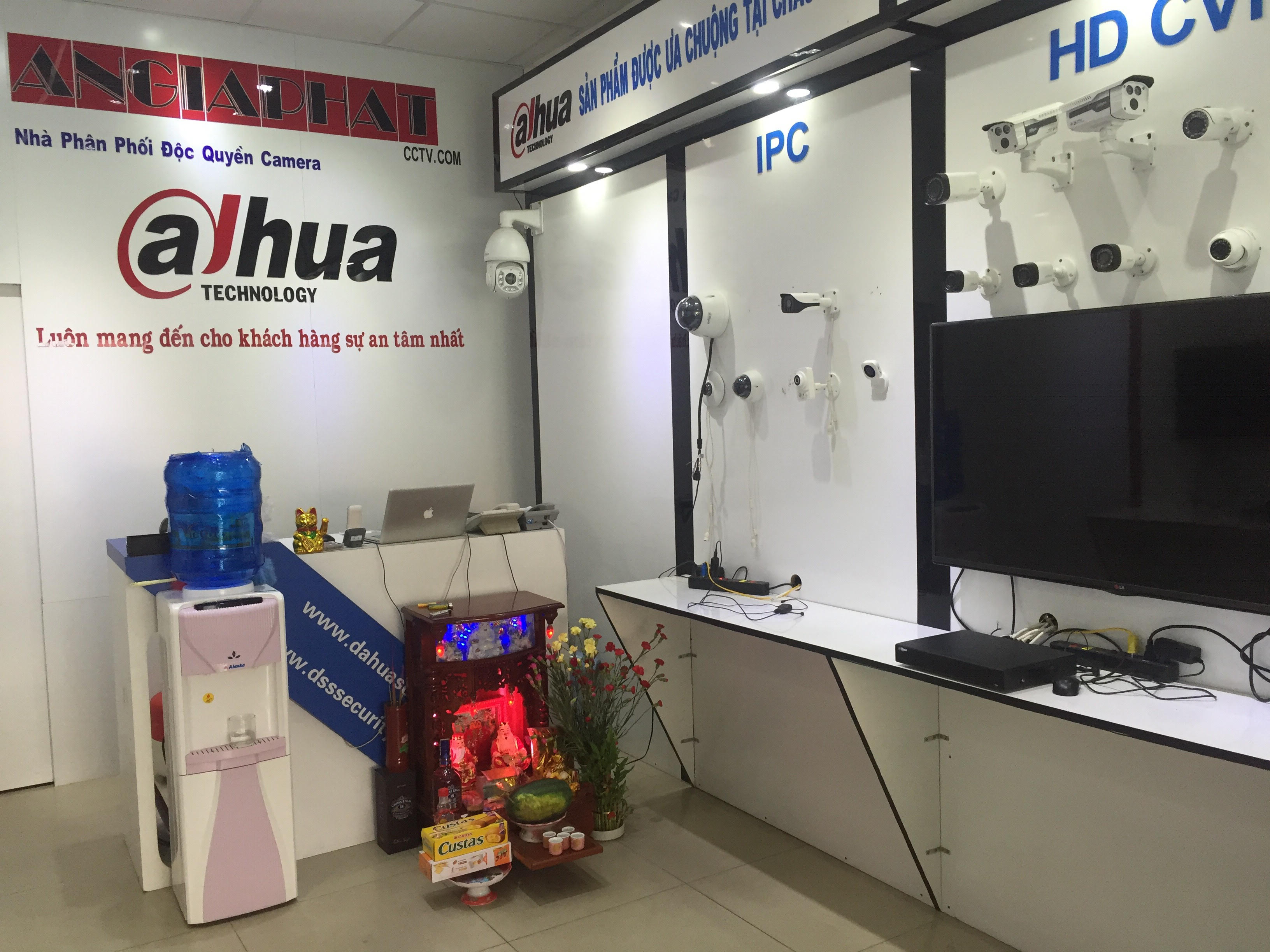 chuyên lắp camera giám sát  Giá bán: 870.000đ