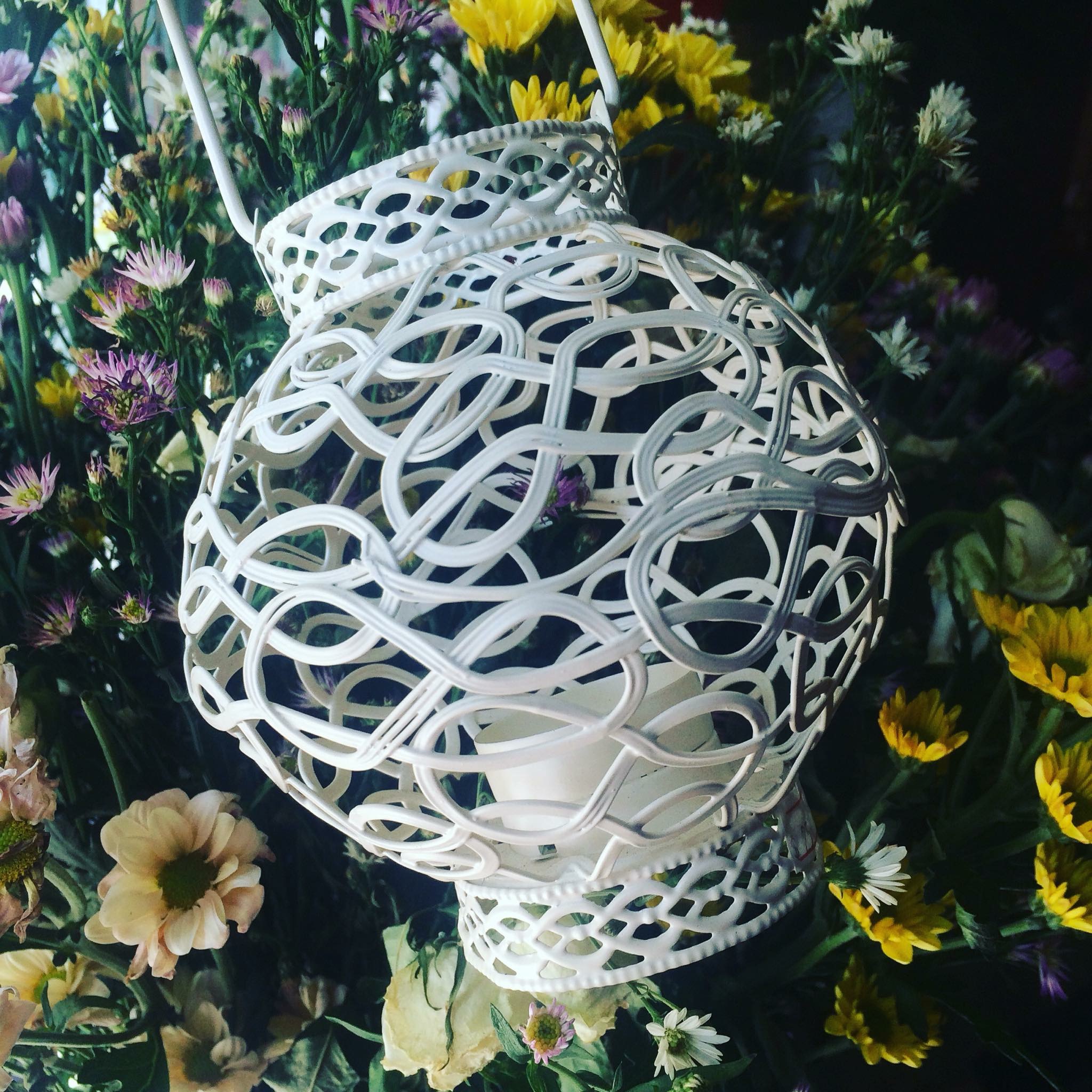 Lồng đốt nến trắng kiểu dáng lạ mắt Giá bán: 255.000đ