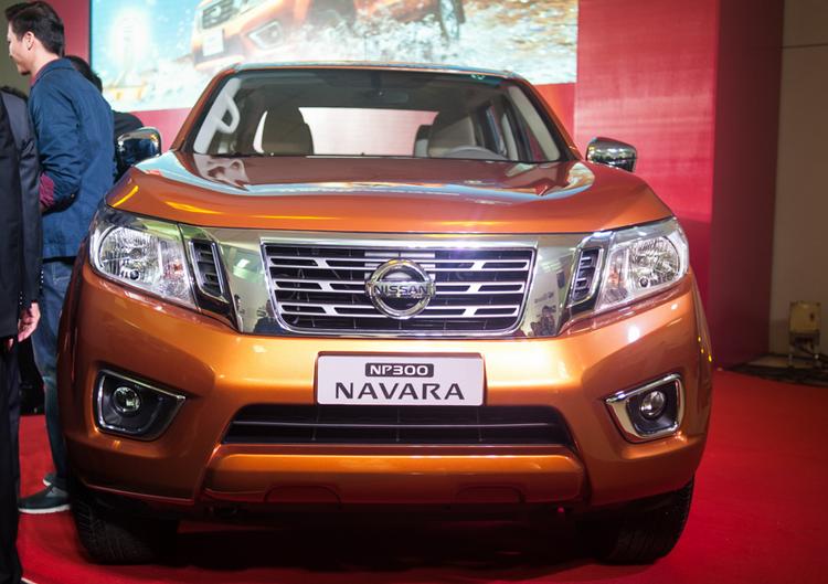 NP300 Navara EL Giá bán: 649.000.000đ