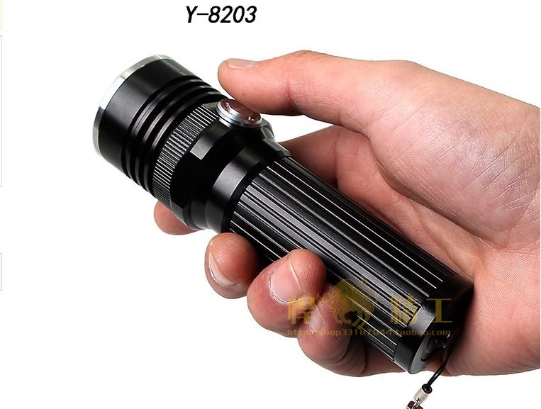 ĐÈN PIN SIÊU SÁNG D76 1200LUMENS Giá bán: 550.000đ