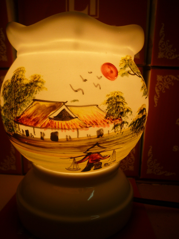 Đèn xông tinh dầu A18 Giá bán: 180.000đ