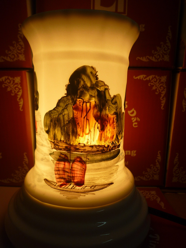 Đèn xông tinh dầu A49 Giá bán: 180.000đ