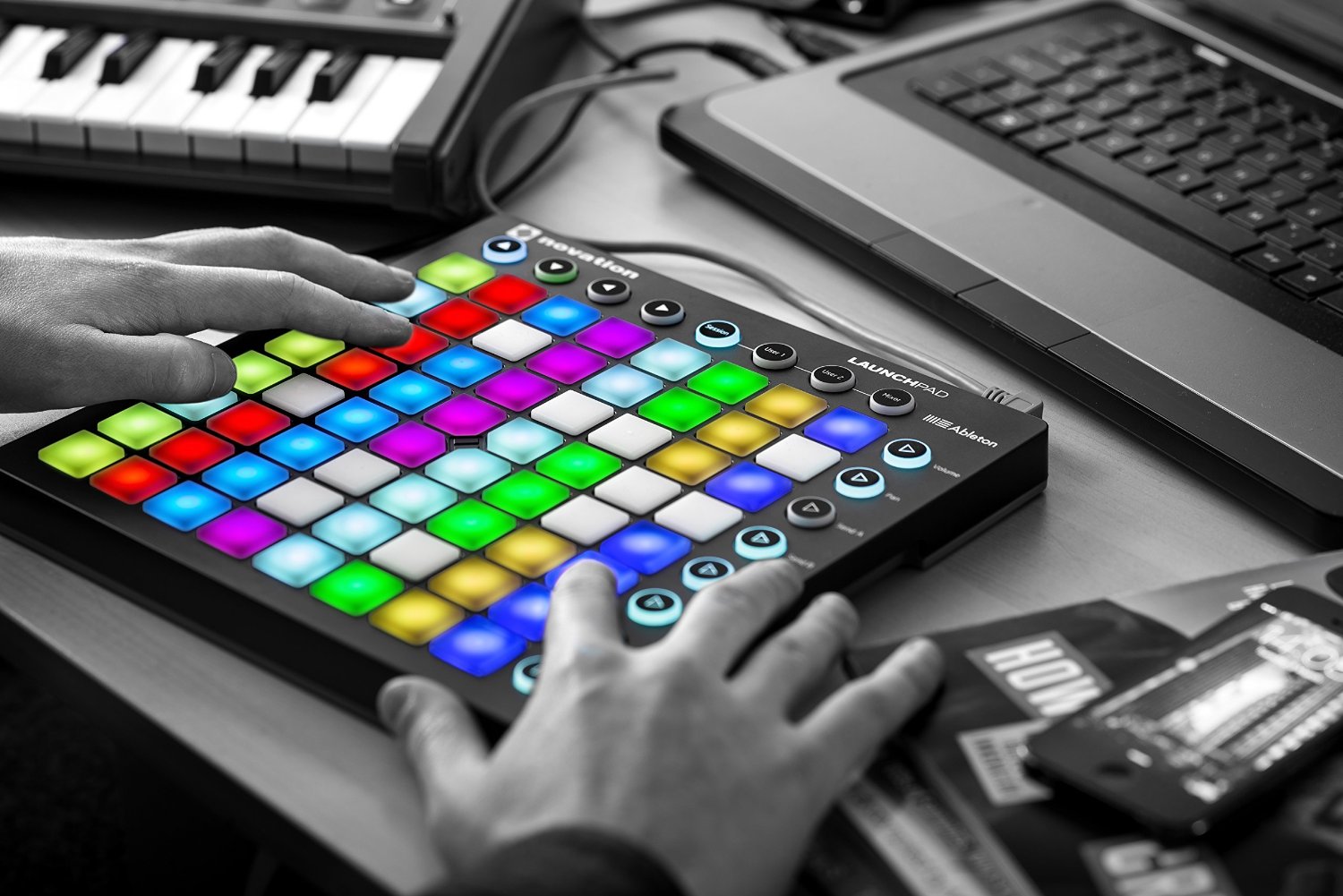 Novation Launchpad Ableton Live Controller with 64 RGB Backlit Pads (8x8 Grid) Giá bán: 4.030.000đ