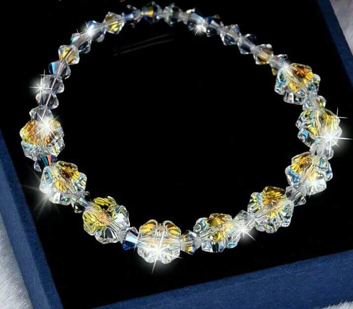 LT004-lắc tay pha lê hình hoa trắng Giá bán: 275.000đ