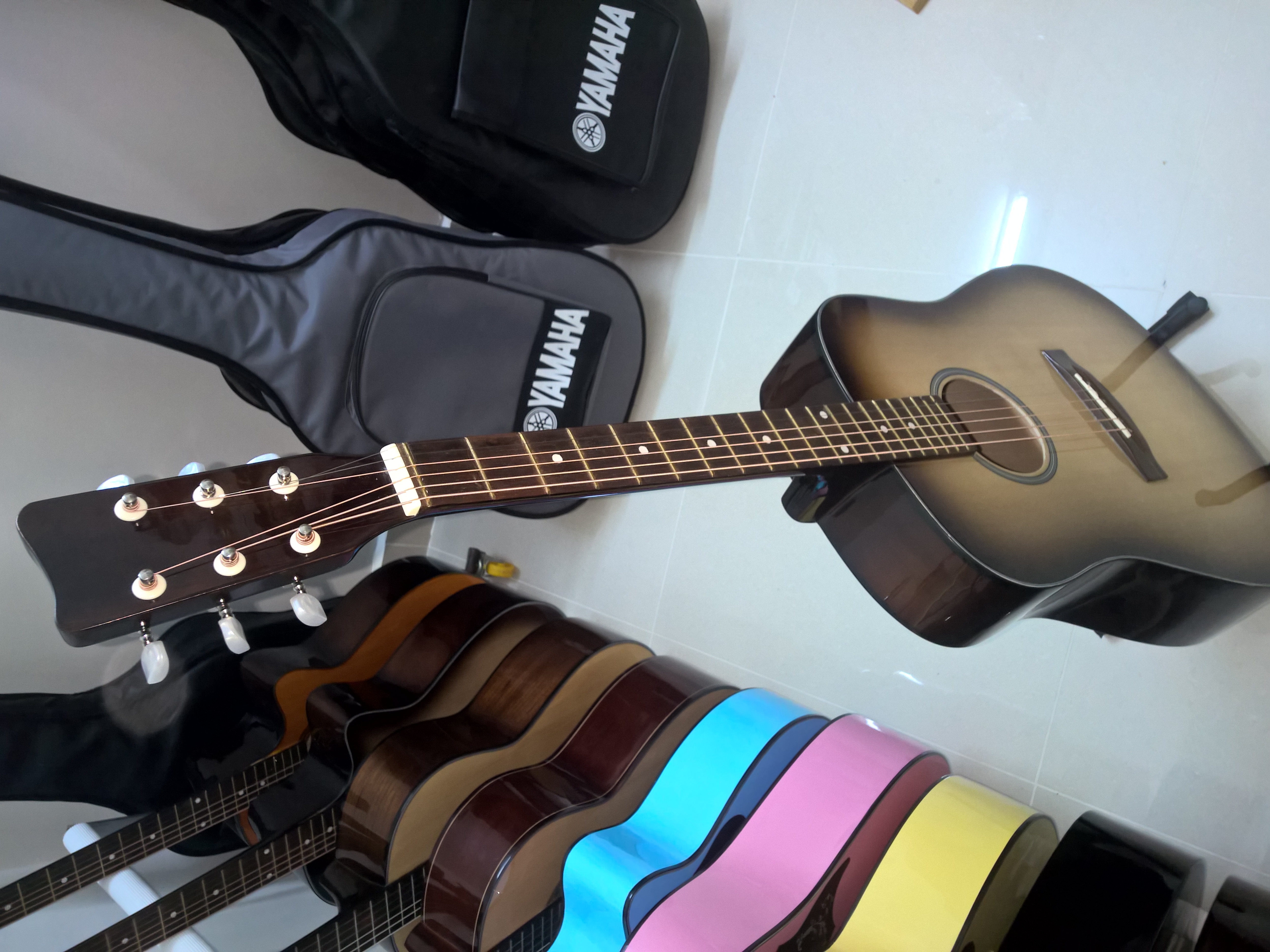 Đàn guitar Việt Nam Giá bán: 700.000đ