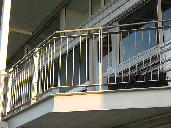  Lan can, cầu thang inox, Giá bán: 850.000đ