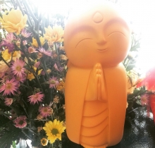 Tượng chú tiểu chấp tay vàng