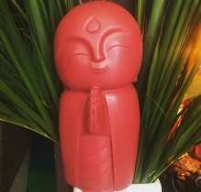 Tượng chú tiểu chấp tay đỏ