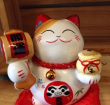 Mèo ôm túi vàng, cầm búa