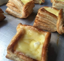 Bánh Vỏ giòn nhân sầu riêng phô mai