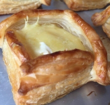 Bánh Vỏ giòn nhân sầu riêng phô mai