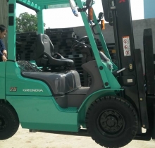 Mitsubishi, xe nâng dầu 2,5 tấn chui Container